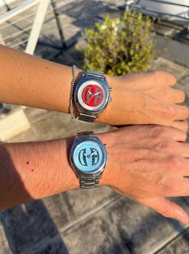Orbe à cadran rouge, portée au poignet